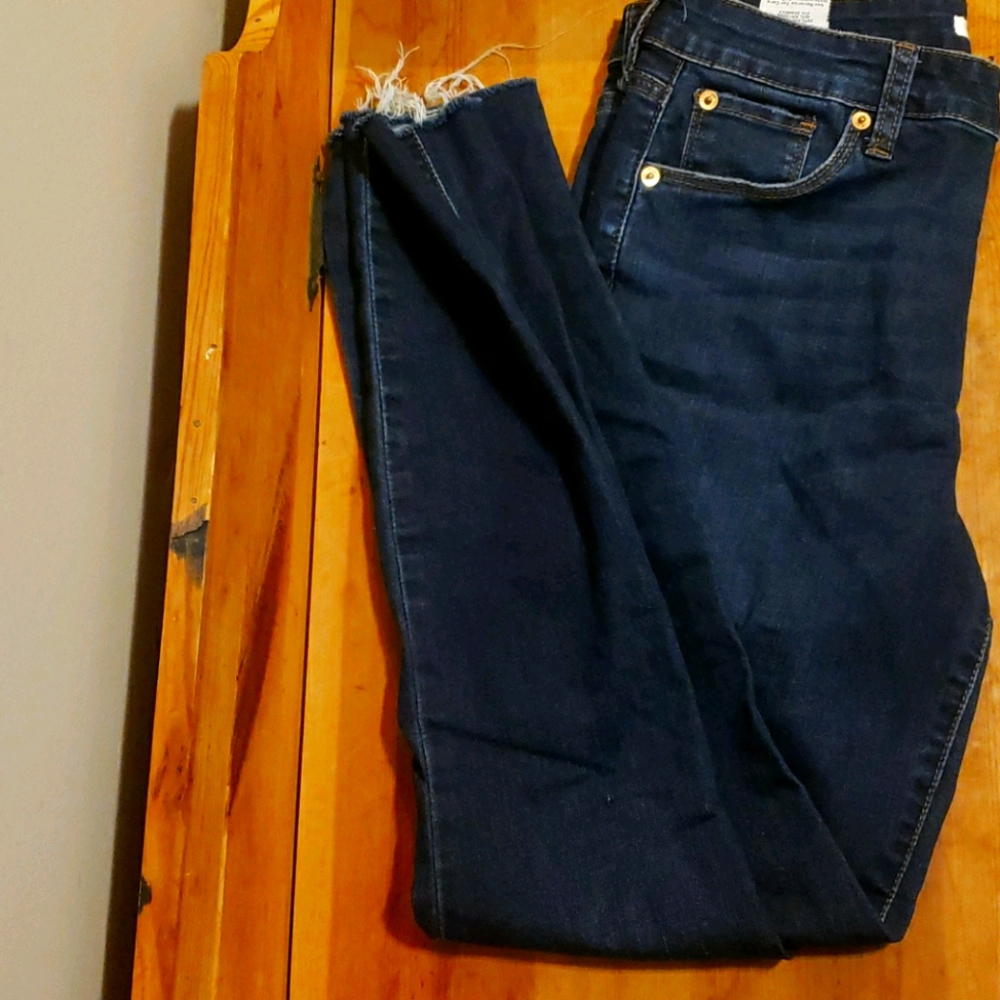 Frayed hem ankle jeans